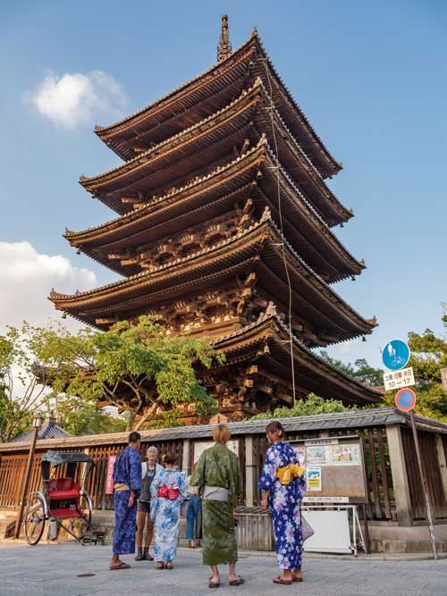 metsaperture kyoto gion street pagoda