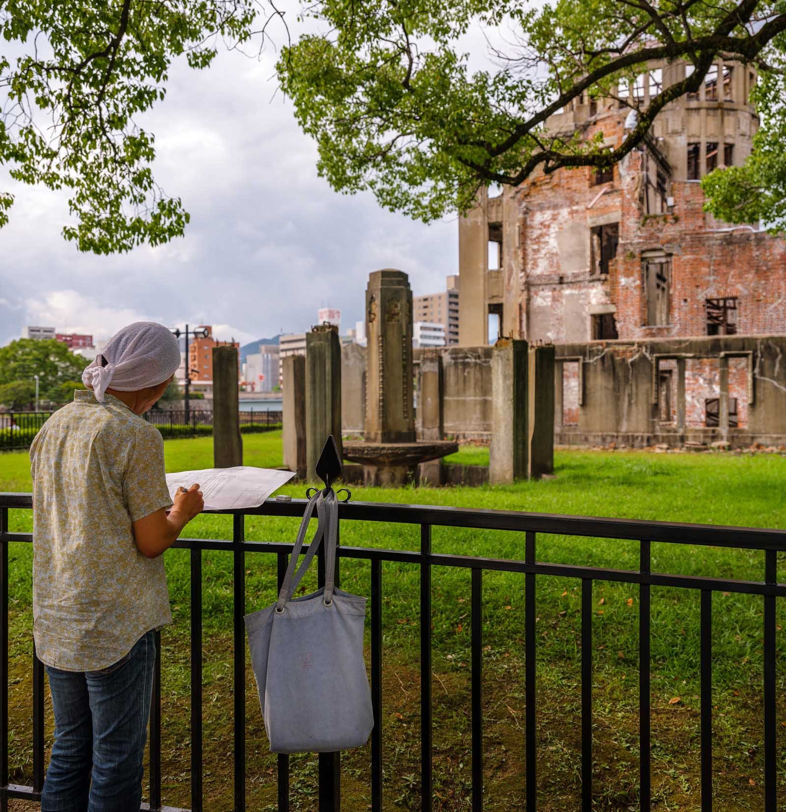 artist at A-bomb dome